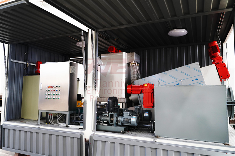 環保污泥清淤車:搭載疊螺加藥系統,開啟高效清淤新篇